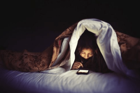 5 Dampak Negatif Bermain HP Sebelum Tidur Bagi Kesehatan